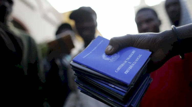 Brasil atinge menor desemprego da história, mas cortes em vagas qualificadas acendem alerta no mercado de trabalho!