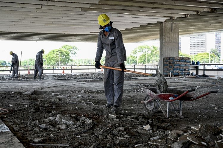 Brasil atinge menor desemprego da história, mas cortes em vagas qualificadas acendem alerta no mercado de trabalho!