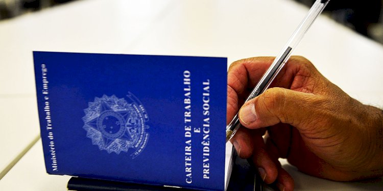 Brasil atinge menor desemprego da história, mas cortes em vagas qualificadas acendem alerta no mercado de trabalho!