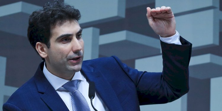 Crise Política e Fake News: Como Escândalos e Desinformação Moldam o Cenário no Brasil e no Mundo